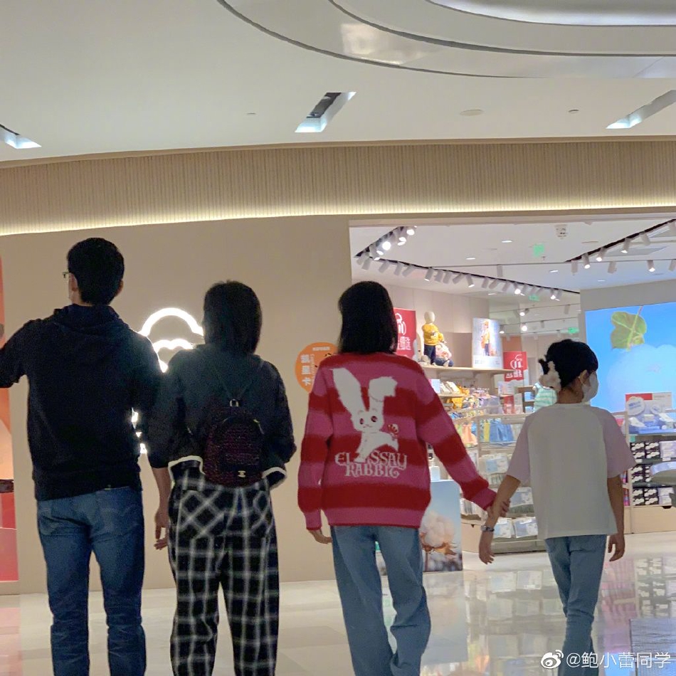 　　2018年自然资源部成立后，钟自然任自然资源部党组成员，中国地质调查局局长、党组书记。直至2022年9月卸任。今年1月2日，即2024年首个工作日，其官宣被查。
