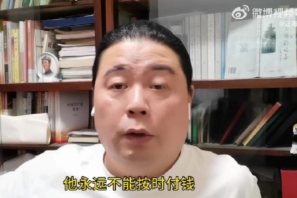　　2024年1月21日深夜，每隔一两个小时，许喜俊就前往离家不远的小蛙场里查看，“有雪下到网子上面来，我就拿木棍把它打掉”。网子里圈的，就是许喜俊占地三十多亩地的小蛙场。