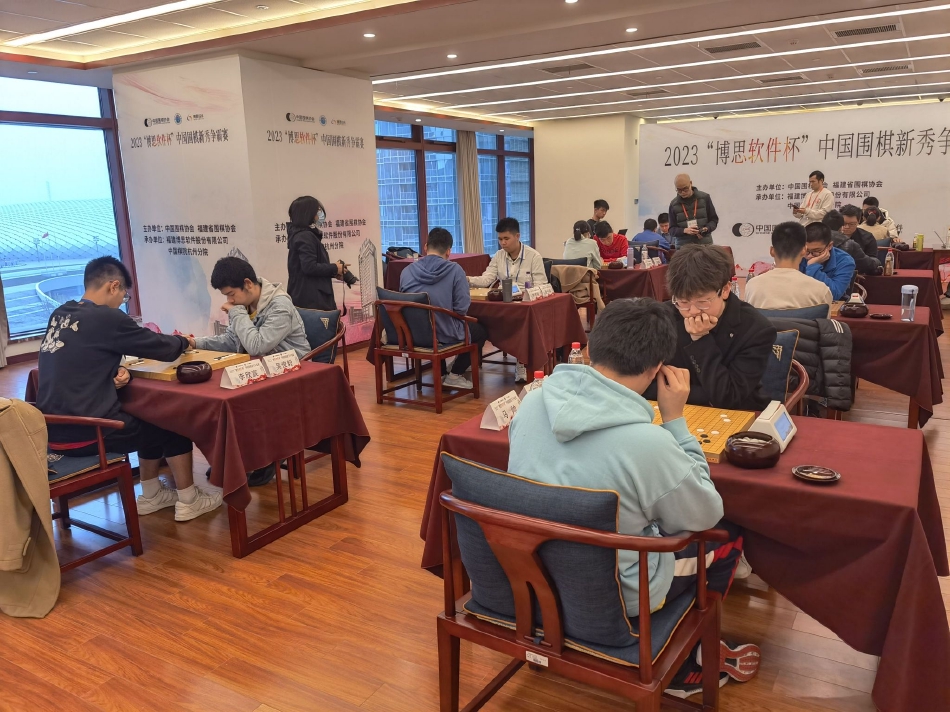 　　张德芹表示，茅台的稳定、健康、可持续发展需要坚定维护茅台的核心竞争力，并提出“三个服从”发展战略：即当产量与质量发生矛盾时，产量服从质量；当效益与质量发生矛盾时，效益服从质量；当速度与质量发生矛盾时，速度服从质量。
