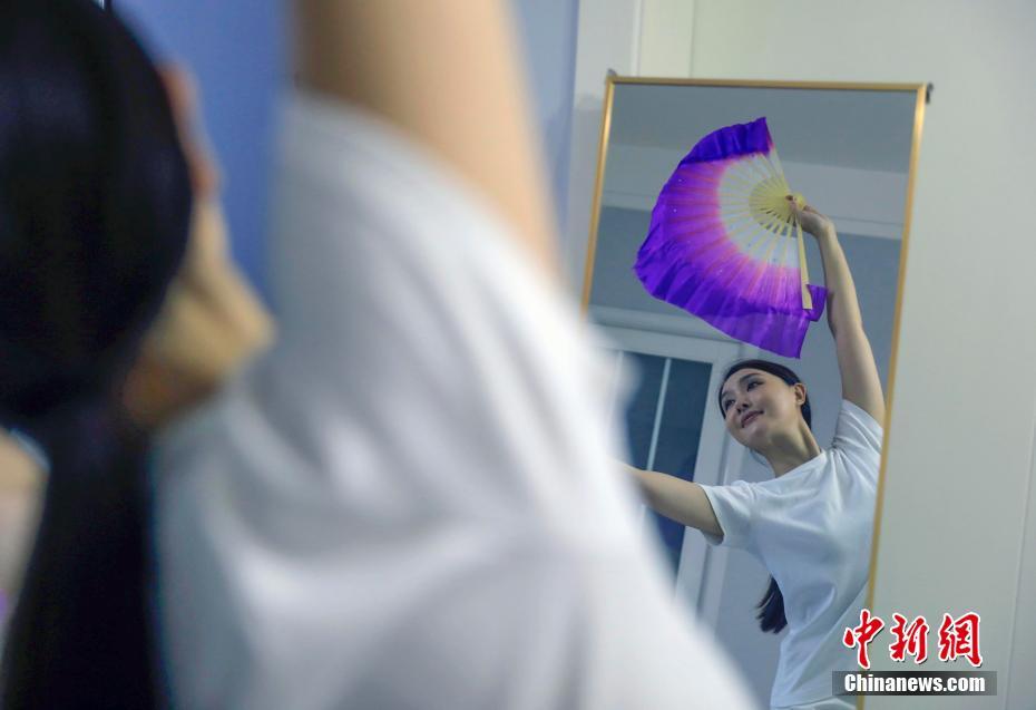 　　去年以来，中国对多个国家单方面免签。截至目前，中方已经对法国、德国、意大利、荷兰、西班牙、瑞士、爱尔兰、匈牙利、奥地利、比利时、卢森堡等国施行单方面免签；还与泰国、新加坡、马来西亚、格鲁吉亚等国互免了签证。此前的6月13日，国务院总理李强在惠灵顿总督府同新西兰总理拉克森举行会谈。李强表示，将把新西兰纳入单方面免签国家范围，希望新方为中国公民赴新提供更多便利。